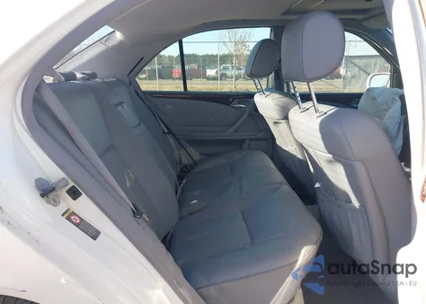 2000 Mercedes-Benz E 320 z USA, uszkodzony, nr VIN WDBJF65J2YB111994